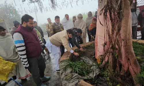 मंत्री कपिल देव ने जटमुझेडा राधा कृष्ण मंदिर में की सफाई