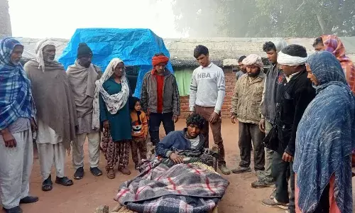 चोरी करते शातिर युवक को ग्रामीणों ने रंगे हाथ पकड़ा, पुलिस को सौंपा