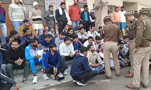 सिपाही भर्ती परीक्षा दोबारा कराने की मांग लेकर सड़क पर उतरे युवा