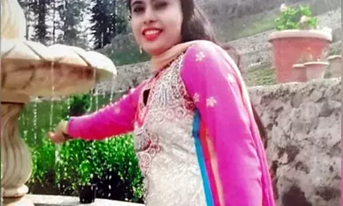 एटीएम से रुपये निकालने आई पत्नी की हत्या कर युवक ने सगे भाई को मारी गोली, हालत गंभीर