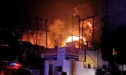 MUZAFFARNAGAR-बारिश के बीच बिजली घर में भयंकर आग, वीडियो देख उड़ जाएंगे होश