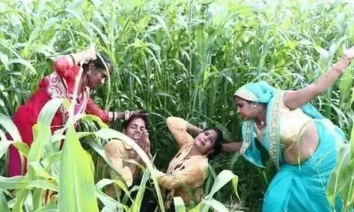 MUZAFFARNAGAR-पडौसी के खेत में चोरी से फसल काट रही थी दो बहनें, टोका तो चल गये धारदार हथियार