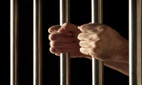नाबालिग की हत्या का खुलासा: मां और किरायेदार के बीच थे अवैध संबंध, वीडियो बनाने पर लड़की को दिया था दवा की जगह जहर