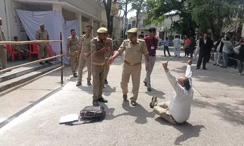 MUZAFFARNAGAR-लोकसभा सीट से प्रत्याशी आनंद गौतम का पर्चा निरस्त होने पर हंगामा, देखें फोटो