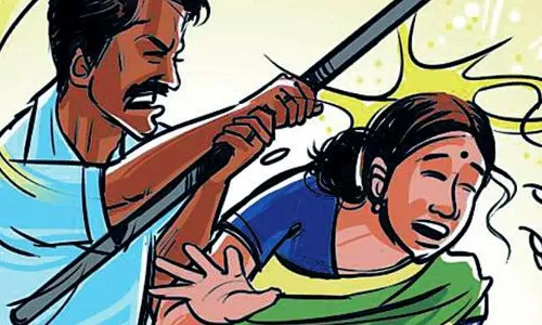 मुकदमे में समझौता करने के बहाने बुलाई पत्नी को बंधक बनाकर पीटा