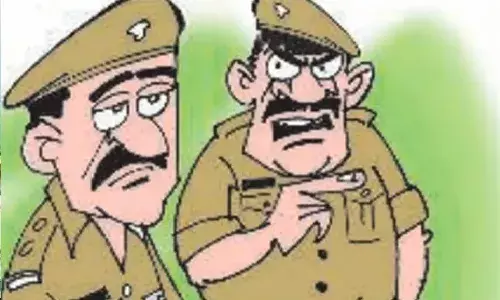MUZAFFARNAGAR-थाने में घुसकर दो बहनों ने महिला सिपाहियों को पीटा, वर्दी फाड़ी