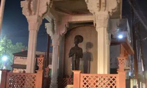 MUZAFFARNAGAR- पुलिस के सामने ही बच्चन सिंह स्मारक पर हमला, शहीद की मूर्ति तोड़ी