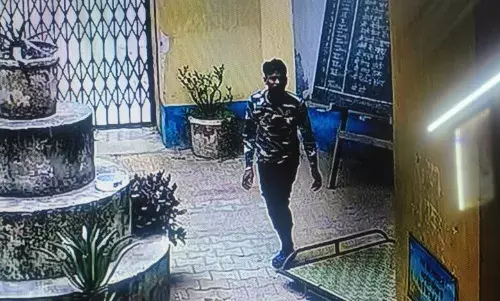 कॉलेज में चोरी करने घुसा था चोर, सीसीटीवी ने दिया सुबूत और फिर….