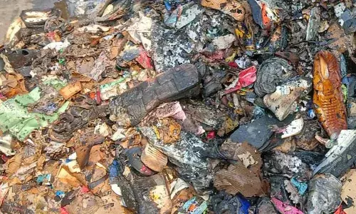 भगत सिंह रोड पर जूतों की दुकान में लगी आग