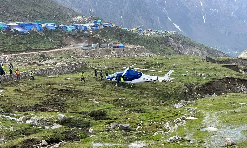 केदारनाथ में हेलिकाप्टर की इमरजेंसी लैंडिंग, बाल-बाल बचे तीर्थयात्री