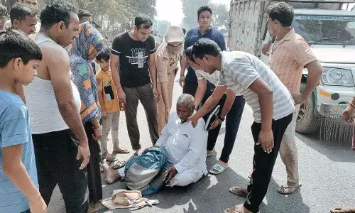 MUZAFFARNAGAR-ट्रक चालक ने स्कूटी को रौंदा, पौती की मौत, दादा गंभीर