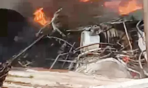 MUZAFFARNAGAR-रोलिंग मिल के समीप स्कैप गोदाम में लगी आग से अफरातफरी