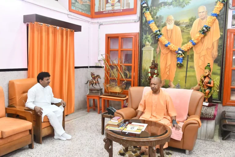 गोरखपुर में मंत्री कपिल देव ने की सीएम योगी के साथ मुलाकात