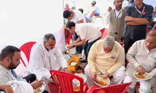 मतगणना के बीच एक साथ बैठकर प्रत्याषियों ने लिया भोजन का आंनद