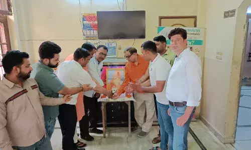 केक काटकर मनाया योगी आदित्यनाथ का जन्म दिन