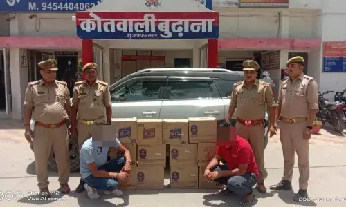 दो शराब तस्कर गिरफ्तार, 12 पेटी अवैध अंग्रेजी शराब बरामद