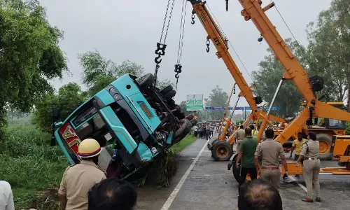 मुजफ्फरनगर में दिल्ली देहरादून हाईवे पर पलटी दो बस, चालक की मौत