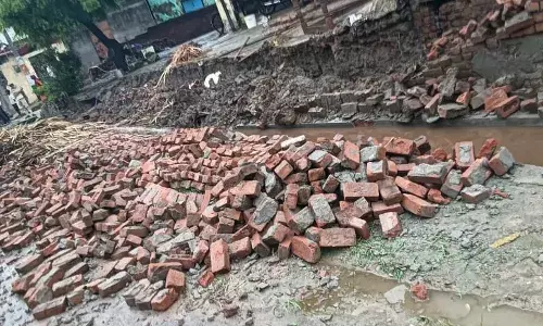 बारिश से घर की दीवार गिरी, बाल-बाल बची बच्चियों की जान