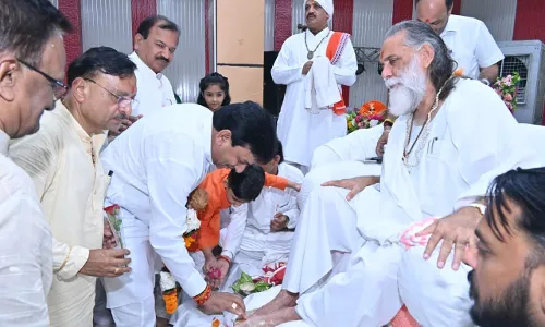 मंत्री कपिल देव ने किया महामंडलेश्वर ज्ञानानंद का चरण वंदन