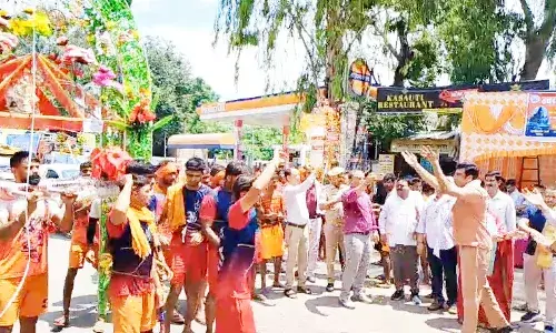 MUZAFFARNAGAR-शिव भक्त कांवड़ियों पर डीएम ने बरसाये फूल