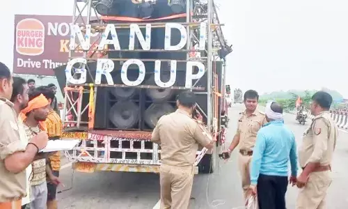 अचानक लगे कैंटर के ब्रेक, डीजे और जनरेटर में दब गए कांवडिए, एक की मौत