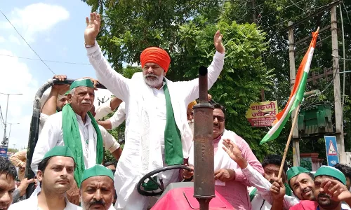 मोदी सरकार के खिलाफ ट्रैक्टर और तिरंगा लेकर निकले राकेश टिकैत