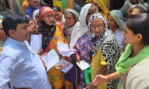 कलेक्ट्रेट पहुंचे मंत्री कपिल देव ने सुनी महिलाओं की समस्या