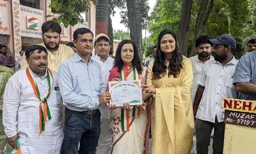 टाउनहाल में चेयरपर्सन मीनाक्षी स्वरूप ने फहराया तिरंगा