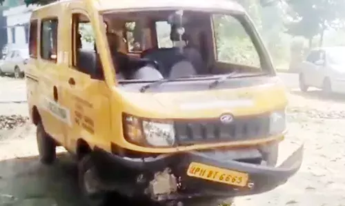 MUZAFFARNAGAR-ब्रेक फेल होने पर पलटी स्कूली वैन, 10 बच्चे घायल