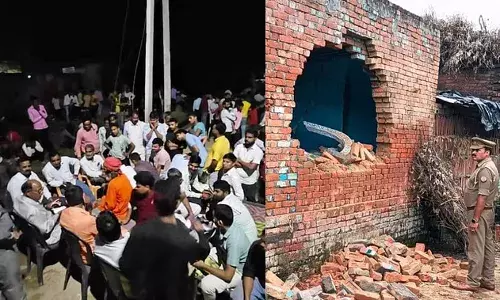 असामाजिक तत्वों ने तोड़ दी विवादित स्थल की दीवार