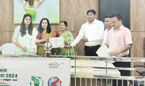 स्वच्छ घर वालों को चेयरपर्सन मीनाक्षी स्वरूप ने किया सम्मानित