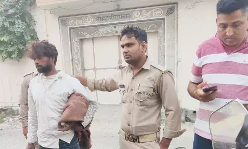 जैन मंदिर में चोरी के इरादे से घुसे चोर को पकड़कर पुलिस को सौंपा