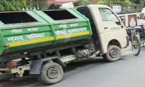 कंपनी ने नहीं दिया वेतन, सफाई कर्मियों ने घेरा चेयरपर्सन का आवास