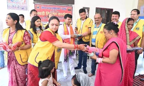 कांशीराम कालोनी में मंत्री कपिल देव ने सुगागिनों को बांटी साडी