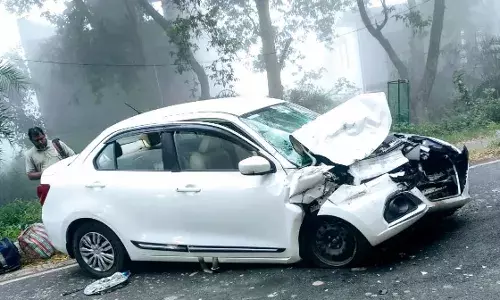 खतौली में जीटी रोड पर दूध के टैंकर से भिड़ी कार, तीन घायल