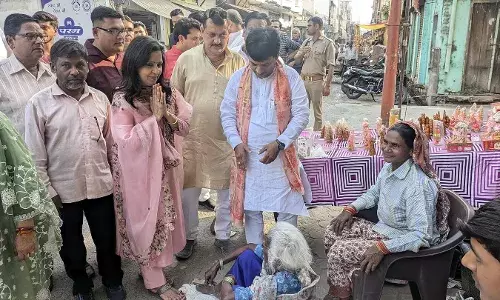 दीपावली पर लोगों को बधाई देने सड़क पर उतरे मंत्री कपिल और चेयरपर्सन मीनाक्षी