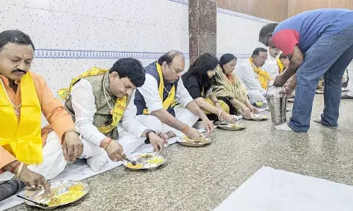 मंत्री कपिल देव और पालिकाध्यक्ष मीनाक्षी स्वरूप ने बांटा अन्नकूट