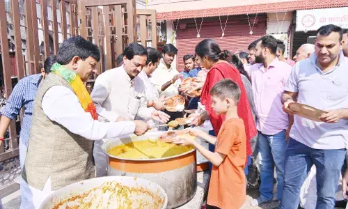 गोवर्धन पर्व पर भक्तों को प्रसाद बांटने निकले मंत्री कपिल देव