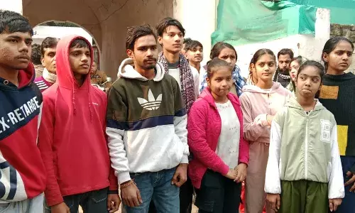 छात्राओं का कोतवाली में प्रदर्शन, हमलावरों पर मुकदमा दर्ज
