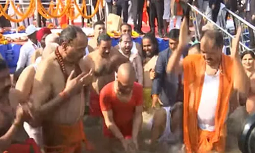 सीएम योगी ने संगम तट पर लगाई पवित्र डुबकी, प्रवासी पक्षियों को खिलाया दाना