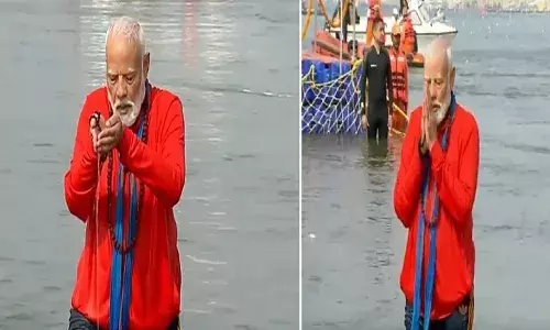 पीएम मोदी ने संगम में लगाई आस्था की डुबकी,  मुख्यमंत्री योगी आदित्यनाथ भी साथ मे