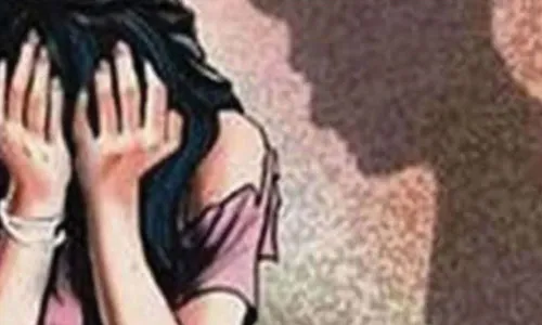 चार लोगो ने पति के सामने बीवी की लूटी आबरू