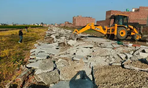 अवैध कालोनियों पर दूसरे दिन भी गरजा निर्माण पर बुलडोजर
