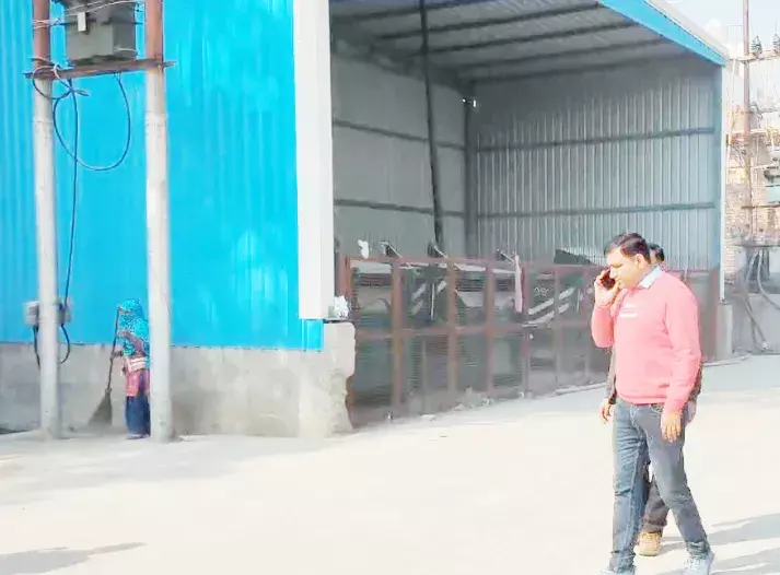 उद्घाटन से पहले ही कॉम्पेक्टर से सामान चोरी, ठेकेदार से मांगा जवाब