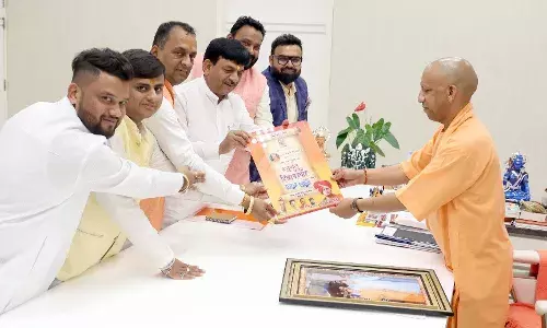 मंत्री कपिल देव ने सीएम योगी को दिया हनुमंत कथा का निमंत्रण