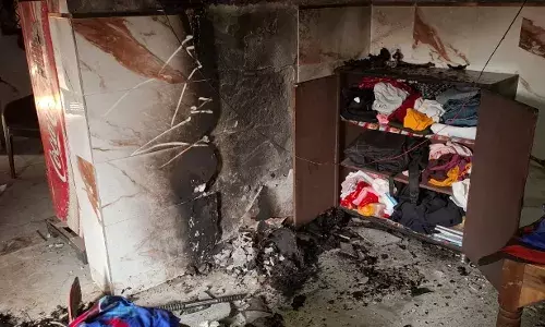 सदिग्ध परिस्थितियों मे शार्ट सर्किट से घर मे लगी आग