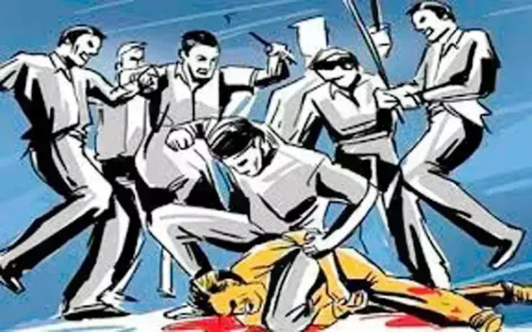 पत्नी थी नाराज, मुर्गी फार्म पर पति ने ससुर और साले की कर दी धुनाई