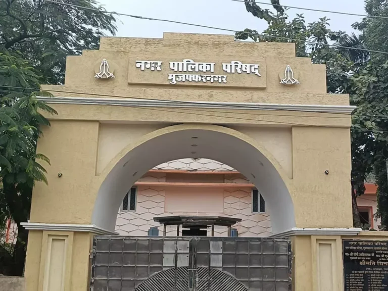 एकता विहार गेट को हटाने की मांग, ईओ से मिले लोग