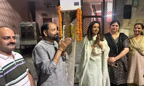 गांधी कालोनी मलिन बस्ती में मीनाक्षी स्वरूप ने किया स्ट्रीट लाइट का उद्घाटन