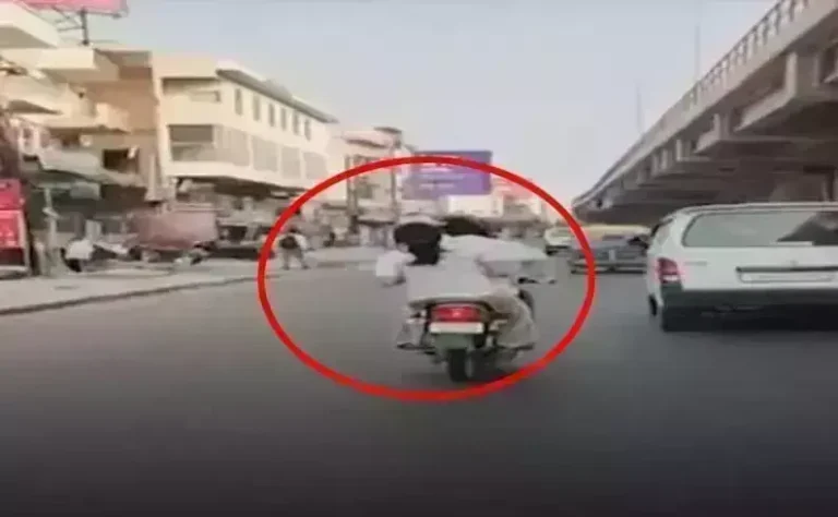 गजब- बाइक पर पीछे बैठी लड़की ने अपने साथी पर की चप्पलो की बौछार….20 सेकंड में मारे 14 चप्पल